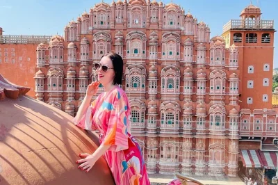 Explore jaipur em um tour privativo com guia local: forte amber, stepwells, palácios e vida nas ruas. inclui guia, entradas, traslado e paradas flexíveis.
