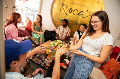 Scopri il quartiere jordaan di amsterdam con torta di mele, gouda, jenever e caffè lungo i canali. degustazioni tranquille con guida locale e bevande incluse.