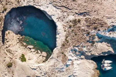 Scopri la costa ovest di milos in barca, nuota nelle grotte pirata di kleftiko, gusta un pranzo greco e open bar, con trasferimenti inclusi per una prenotazione senza pensieri.