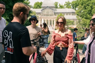 Descubre madrid en bici con historias locales, parada para tapas y opción de bicicleta eléctrica. guía en inglés o neerlandés, casco y todo el equipo incluido.