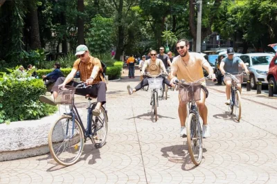 Explore roma e condesa de bike enquanto prova os melhores tacos da cidade do méxico, dos carrinhos de rua aos pontos mais famosos. grupo pequeno, guia local, cerveja gelada e mezcal incluídos.