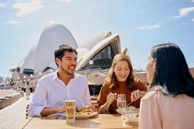 Descubre la sydney opera house con un tour guiado y disfruta de una comida con vistas al puerto en los mejores restaurantes. incluye comida y bebida.