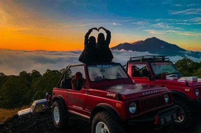 Erlebe den sonnenaufgang am mount batur bei einer jeep-tour ab bali, genieße frühstück auf dem jeep-dach, erkunde die schwarzen lavafelder – inklusive hoteltransfer.