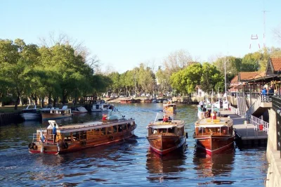Descubre el delta del tigre en un paseo en barco desde buenos aires, disfruta empanadas en un club junto al río, con guía local y traslado incluido.