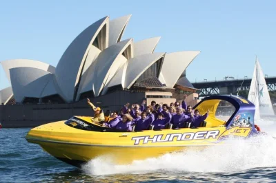 Sydney harbour, opera house y harbour bridge en un paseo en jet boat de 30 minutos con giros locos, música y vistas únicas. incluye ponchos y taquillas seguras.