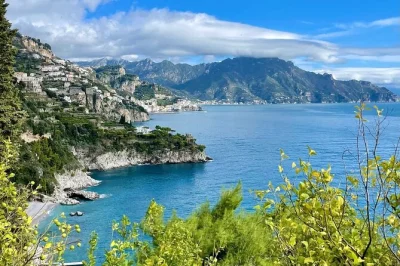 Descubre los colores y aromas de la costa amalfitana en un tour en grupo pequeño desde sorrento. visita positano, amalfi y ravello con tiempo libre en cada parada y conductor que habla inglés.