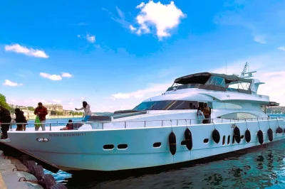 Scopri istanbul dal bosforo con una crociera in yacht, attraversa i continenti, assaggia lo yogurt di kanlıca e passeggia tra le vie dell’asia. include caffè turco, snack e transfer.
