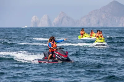 Vivi l’emozione di un tour guidato in doppio jet ski e barca veloce lungo la costa di cabo, con avvistamenti di fauna, guide locali, pick-up in hotel e snack inclusi.