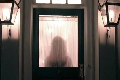 Découvrez greenwich village la nuit lors d’une balade guidée entre parcs hantés, bâtiments historiques et coins mystérieux. accessible en fauteuil roulant.