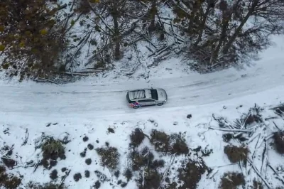 Explore ushuaia em um passeio 4x4 pelos lagos, com trilhas na floresta, almoço típico à beira do lago fagnano e transporte incluso. churrasco fueguino e histórias locais te esperam.