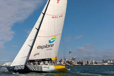 Erlebe den nervenkitzel des america’s cup segelns auf auckland’s waitemata harbour. steuere selbst, hilf der crew oder genieße entspannt die aussicht mit erfahrenen guides. inklusive jacken, sonn