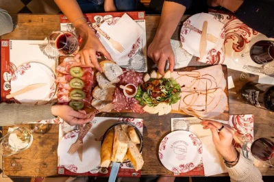 Scopri milano con un tour gourmet a piedi tra brera, pasticcerie, risotto alla milanese e salumi tipici. pranzo incluso e guida locale.