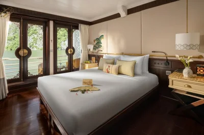 Descubre la bahía de ha long: kayak en la playa trinh nu, paseo en bici por viet hai, visita a la aldea flotante cua van y exploración de la cueva sung sot. incluye comidas y traslados.