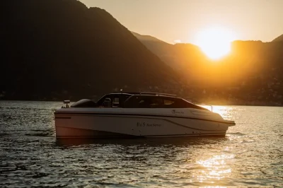 Scivola sul lago di como con un tour privato in barca, visita ville storiche come balbianello, gusta prosecco e ascolta storie locali—pickup incluso in alcune località.