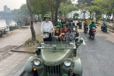 Descubre el casco antiguo de hanoi en jeep abierto, explora plantaciones de plátanos, prueba el café de huevo en train street y conoce a gente local. incluye guía, almuerzo y traslado.