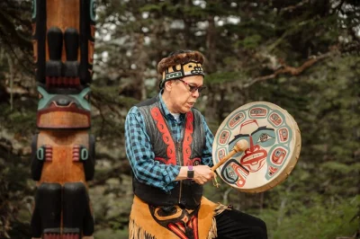 Explore as histórias dos nativos do alasca em juneau, suba no teleférico mt. roberts, descubra totens com guia local e aproveite uma refeição com vista para a floresta — tudo incluso.