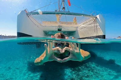 Découvrez l’archipel de la maddalena en catamaran, avec baignade, snorkeling et un déjeuner sarde maison à bord. guide local et frais du parc inclus.