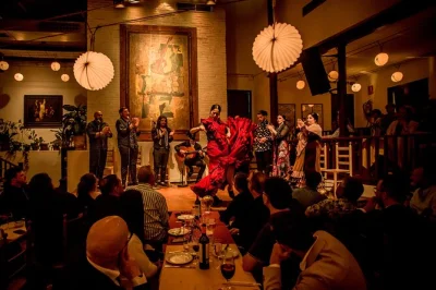 Découvrez barcelone et son poble espanyol, flânez dans ses ruelles paisibles, puis profitez d’une soirée flamenco intime au tablao de carmen avec dîner inclus.