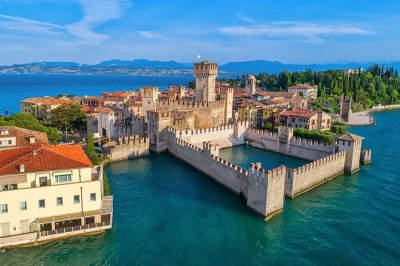 Erlebe verona voller romantik, schlendere durch sirmiones seeufer und genieße eine bootsfahrt auf dem gardasee – alles an einem tag ab mailand. inkl. bootstour, guide & transport.