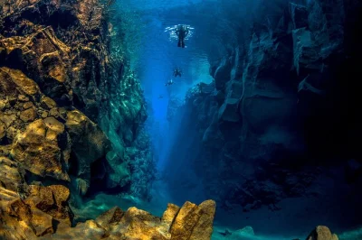 Découvrez la faille de silfra, entre deux continents, en snorkeling dans une eau cristalline avec un guide certifié. transfert depuis reykjavík, combinaison étanche et photos sous-marines inclus.