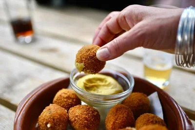 Vivi il jordaan di amsterdam con un tour gastronomico che include più di 10 assaggi, dai poffertjes all’aringa. tutto incluso: cibo, bevande e guida locale—prenota ora.