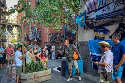 Entdecke neapels spaccanapoli und altstadt mit einem lokalen guide, probiere klassisches street food und schlendere durch handwerksläden bei dieser kleinen gruppenführung mit headsets.
