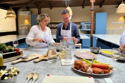Sinta o sabor de palermo passeando pelos mercados locais, cozinhando pratos típicos da sicília com um chef e saboreando um almoço caseiro com vinho incluso.