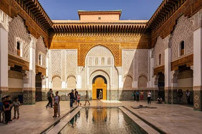 Découvrez la médina de marrakech en privé avec la madrasa ben youssef, les souks colorés et les jardins secrets — guide inclus, option prise en charge à l’hôtel.