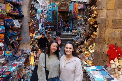 Scopri il bazar khan el-khalili al cairo con guida privata, prova la sheesha, assaggia koshary o falafel e visita un laboratorio di papiro. include trasferimento dall’hotel.