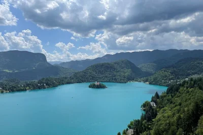 Découvrez ljubljana et son pont aux dragons, montez au château en funiculaire, puis flânez au lac de bled en dégustant sa célèbre crème. transfert et guide inclus.