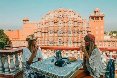 Erlebe die lebendigen märkte delhis, den sonnenaufgang am taj mahal und die paläste von jaipur auf einer privaten golden triangle tour mit transport, eintritt und guide inklusive.