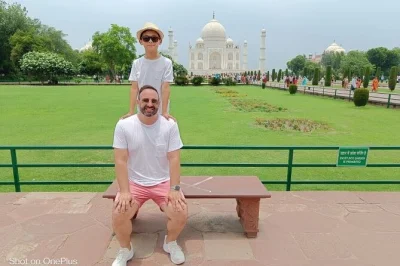 Viva a energia de agra em um passeio de trem rápido ao taj mahal saindo de delhi, com almoço buffet 5 estrelas, guia particular e transfers inclusos para uma experiência tranquila.