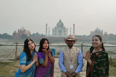 Viva o nascer do sol no taj mahal, explore as muralhas vermelhas do forte de agra e desfrute de um café da manhã de luxo, com carro privativo e guia local saindo de delhi.