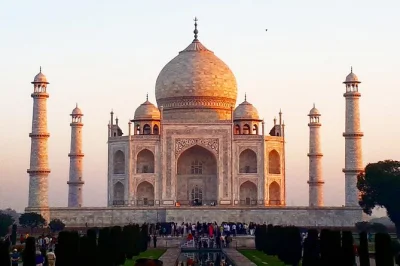 Erlebe das taj mahal aus nächster nähe, erkunde die roten hallen des agra fort und genieße ein mittagessen im 5-sterne-hotel. inklusive privatem auto & guide.