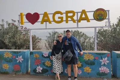 Von delhi aus im privaten auto nach agra fahren, mit hotelabholung, lokaler taxi-option und stopp für traditionellen indischen kullad-tee unterwegs.