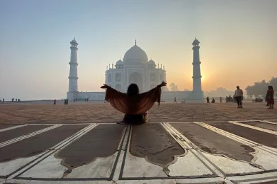 Erlebe den magischen sonnenaufgang am taj mahal ohne warteschlangen, entdecke die geschichte des agra fort, genieße frühstück und privaten transport – alles mit einem lokalen guide.