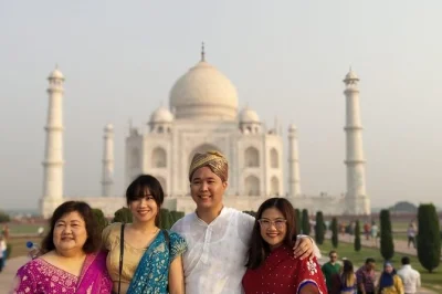 Erlebe den sonnenaufgang am taj mahal, entdecke die geheimnisvollen hallen des agra fort und genieße ein 5-sterne-mittagessen – inklusive privatem transfer ab delhi und lokalem guide.