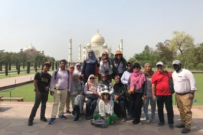 Découvrez le taj mahal sous toutes ses couleurs, explorez les remparts rouges du fort d’agra, savourez un déjeuner 5 étoiles, avec prise en charge et retour depuis delhi.
