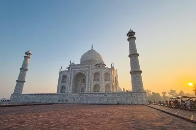 Descubra a magia do nascer do sol no taj mahal, explore o forte de agra e o baby taj, desfrute de um almoço em hotel 5 estrelas e relaxe com transporte privativo saindo de delhi.