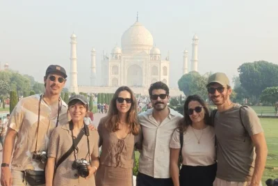 Découvrez le taj mahal au lever du soleil, explorez les remparts rouges du fort d’agra et savourez un déjeuner local, avec transfert privé et guide expert.