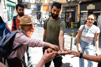 Neapel, pignasecca markt, street food tour mit spritz, taralli, pasta frittatina, sfogliatella und gelato – inklusive getränke und lokaler guide.