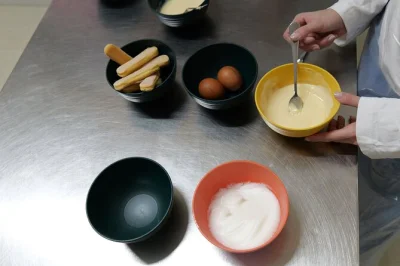 En nápoles, aprende a preparar pizza napolitana y tiramisú con un chef local. incluye limoncello, recetas para llevar y todos los ingredientes. reserva ya.