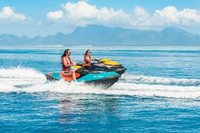 Ande de jet ski na lagoa do taiti por uma hora. navegue por montanhas verdes, águas turquesa e vistas de mo’orea. garanta sua experiência de jet ski agora.