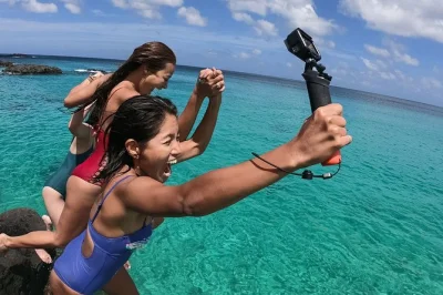 Siente la brisa del adriático en un tour en lancha rápida desde split a la cueva azul, hvar y cinco islas. asientos con sombra, equipo de snorkel y guía local incluidos.
