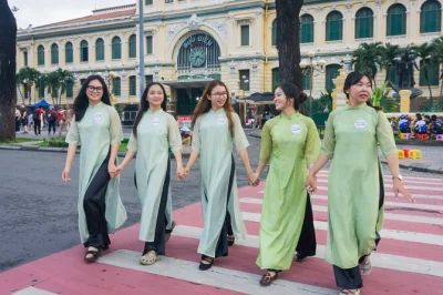 Erkunde saigon auf dem scooter, probiere streetfood, genieße kaffee in einem versteckten bunker und schlendere über bunte blumenmärkte – mit lokalem guide, hoteltransfer und allem essen inklusive