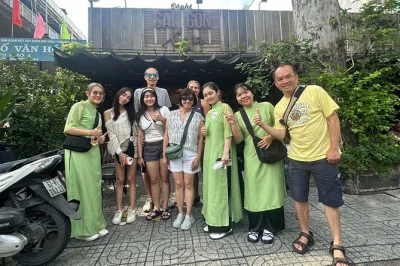 Ho-chi-minh-stadt entdecken: lokaler kaffee, geheime kriegsgeschichten, bunte blumenmärkte & streetfood – mit abholung und sympathischem guide.