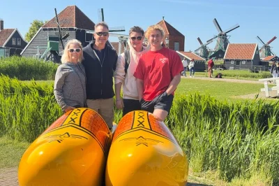 Da amsterdam a zaanse schans in e-bike: mulini a vento funzionanti, percorsi tranquilli tra campagna olandese e incontri con i locali. tour guidato in piccolo gruppo.