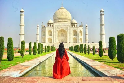 Erlebe den sonnenaufgang am taj mahal, erkunde die roten mauern des agra forts und genieße eine private fahrt von delhi mit mittagessen und allen eintrittsgeldern inklusive.