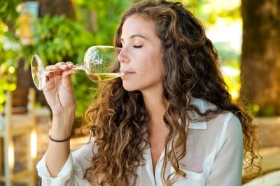 Descubre las ruinas de pompeya con un arqueólogo, disfruta de un almuerzo casero y vinos del vesubio. incluye entradas, transporte y guía en grupo reducido.