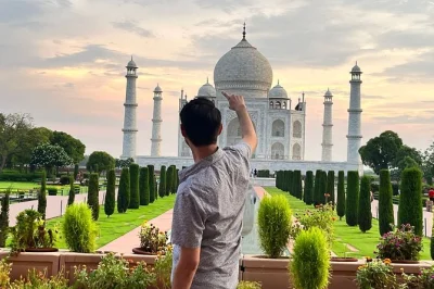 Erlebe das taj mahal hautnah, entdecke die roten mauern des agra forts und lass dich von einem lokalen guide begleiten. inklusive abholung in delhi, mittagessen und tickets ohne anstehen.